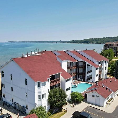 Beachside 216 With Pool Hot Tub And Private Deck Overlooking East Bay Traverse City Exterior foto