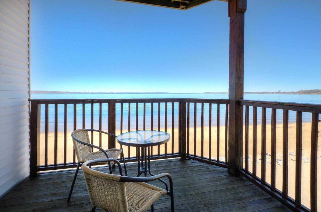 Beachside 216 With Pool Hot Tub And Private Deck Overlooking East Bay Traverse City Exterior foto