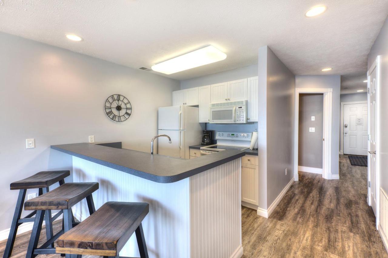 Beachside 216 With Pool Hot Tub And Private Deck Overlooking East Bay Traverse City Exterior foto