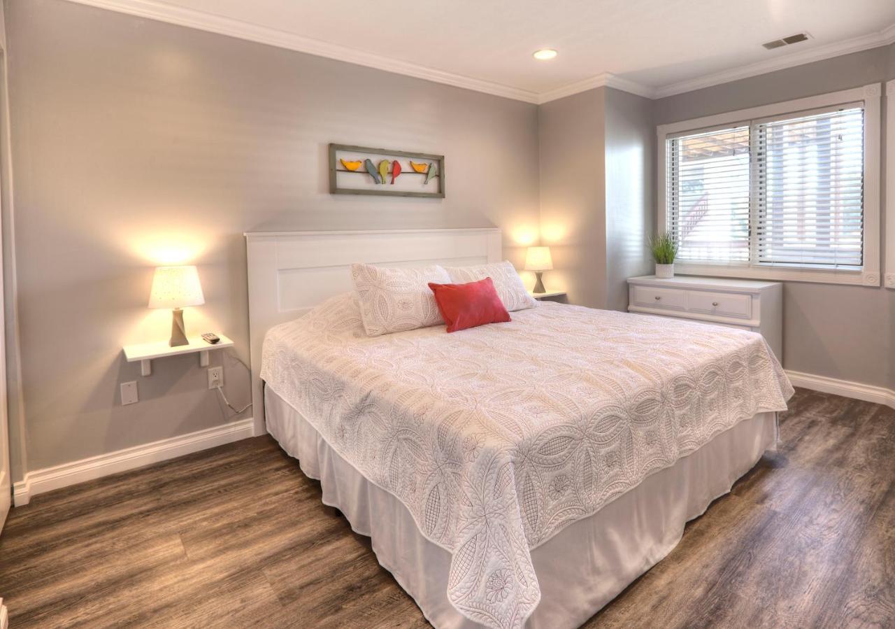 Beachside 216 With Pool Hot Tub And Private Deck Overlooking East Bay Traverse City Exterior foto