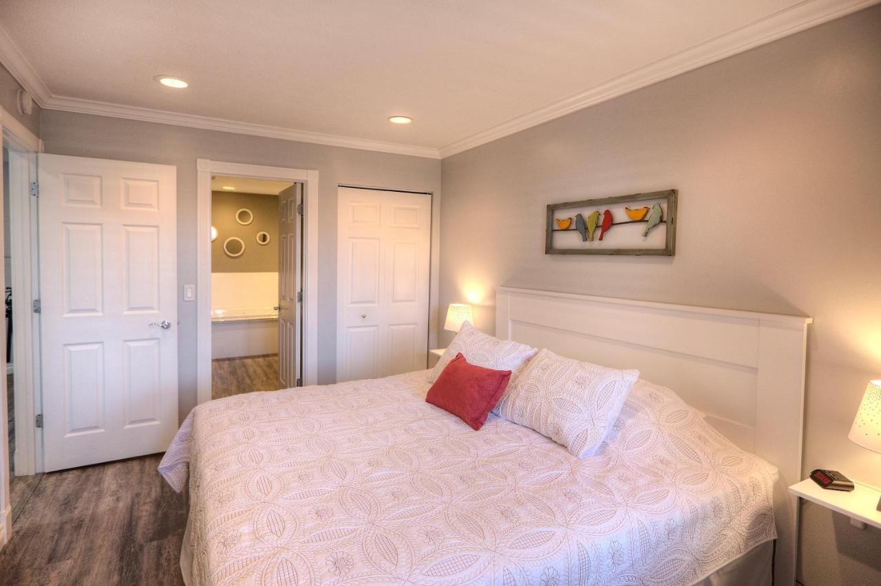 Beachside 216 With Pool Hot Tub And Private Deck Overlooking East Bay Traverse City Exterior foto