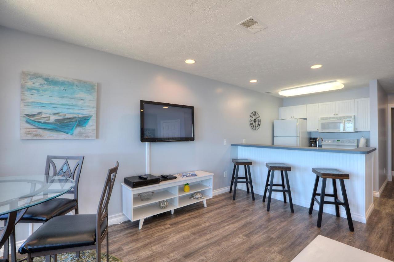 Beachside 216 With Pool Hot Tub And Private Deck Overlooking East Bay Traverse City Exterior foto