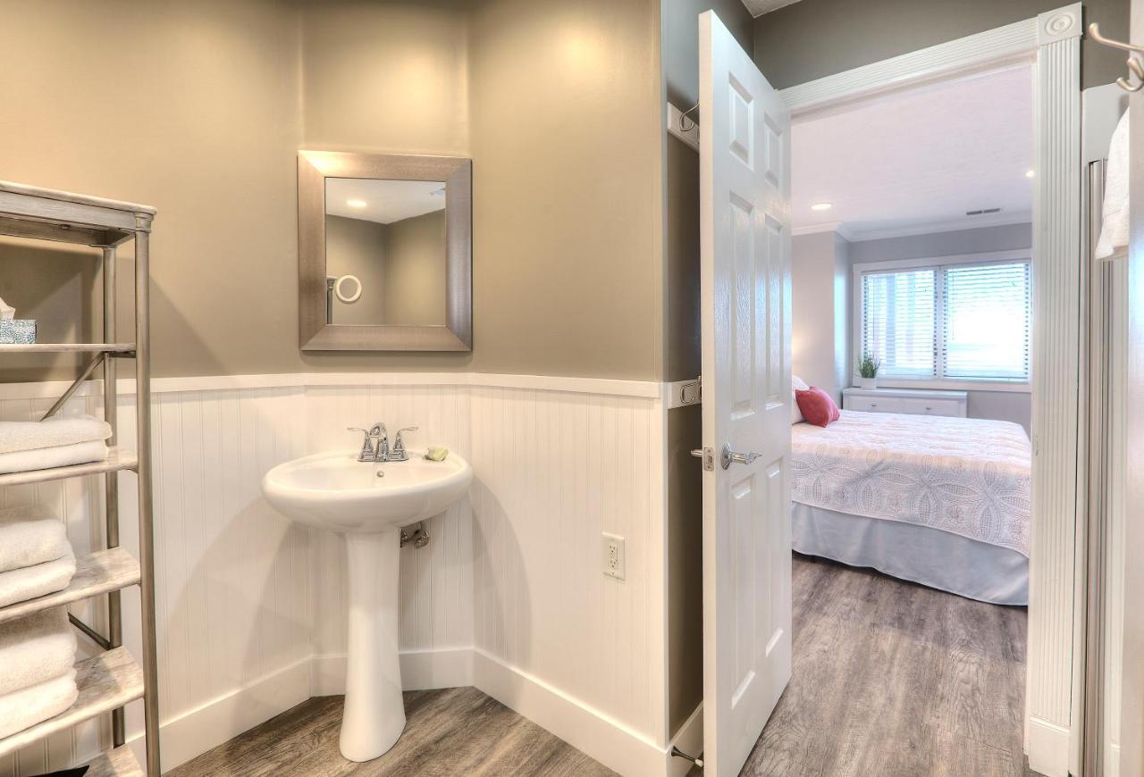 Beachside 216 With Pool Hot Tub And Private Deck Overlooking East Bay Traverse City Exterior foto
