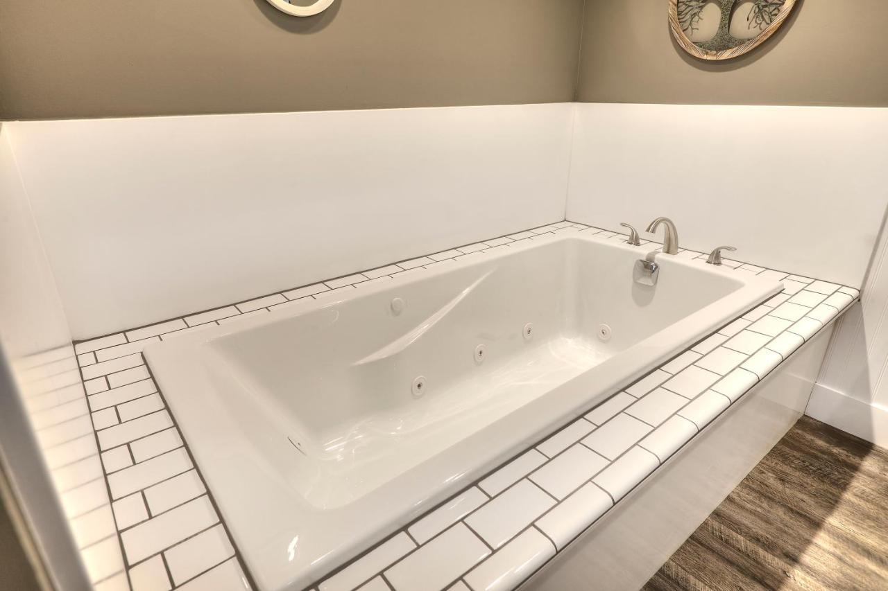 Beachside 216 With Pool Hot Tub And Private Deck Overlooking East Bay Traverse City Exterior foto