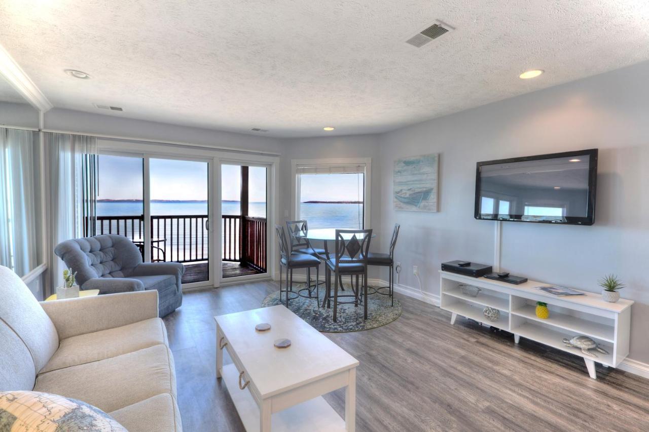 Beachside 216 With Pool Hot Tub And Private Deck Overlooking East Bay Traverse City Exterior foto