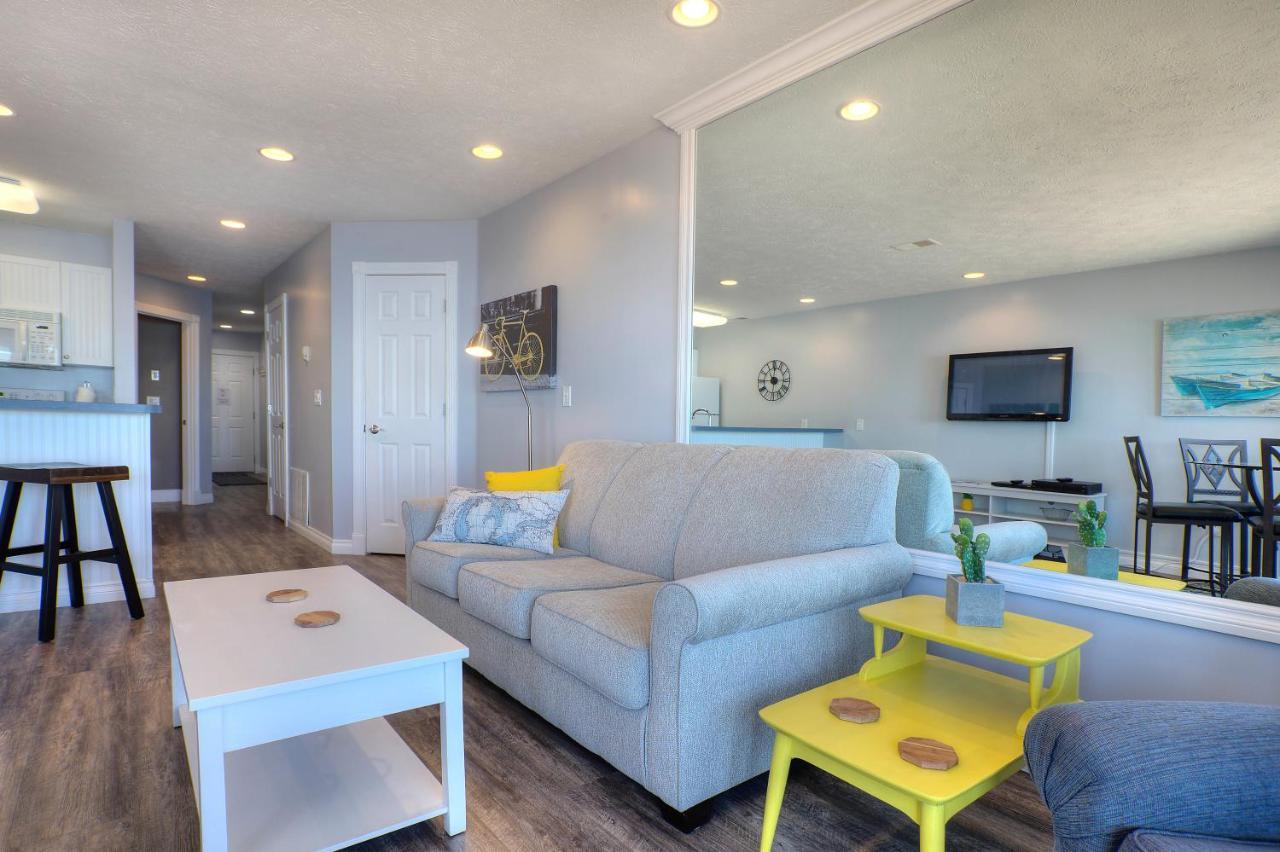 Beachside 216 With Pool Hot Tub And Private Deck Overlooking East Bay Traverse City Exterior foto