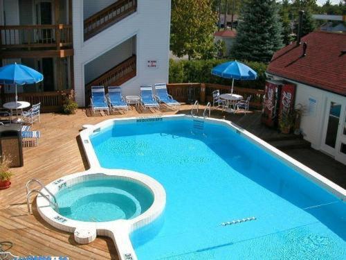 Beachside 216 With Pool Hot Tub And Private Deck Overlooking East Bay Traverse City Exterior foto