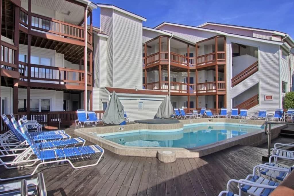 Beachside 216 With Pool Hot Tub And Private Deck Overlooking East Bay Traverse City Exterior foto