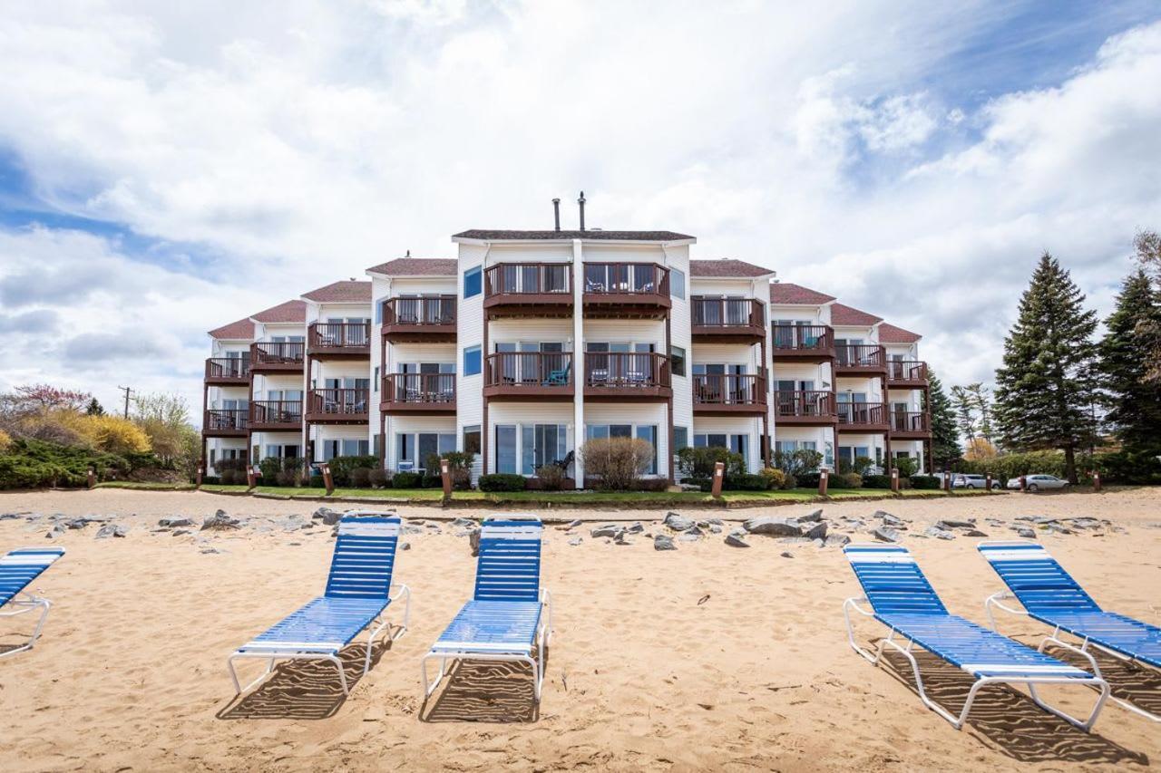 Beachside 216 With Pool Hot Tub And Private Deck Overlooking East Bay Traverse City Exterior foto