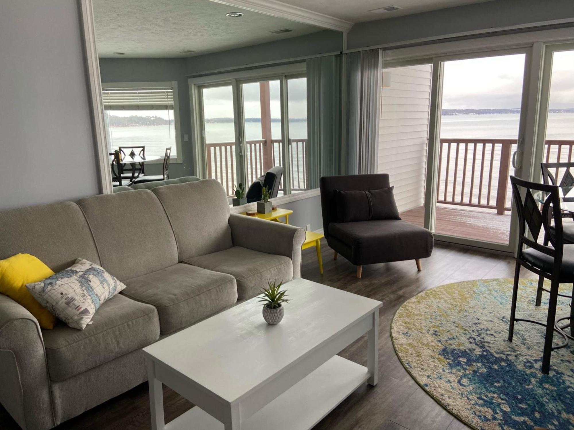 Beachside 216 With Pool Hot Tub And Private Deck Overlooking East Bay Traverse City Exterior foto